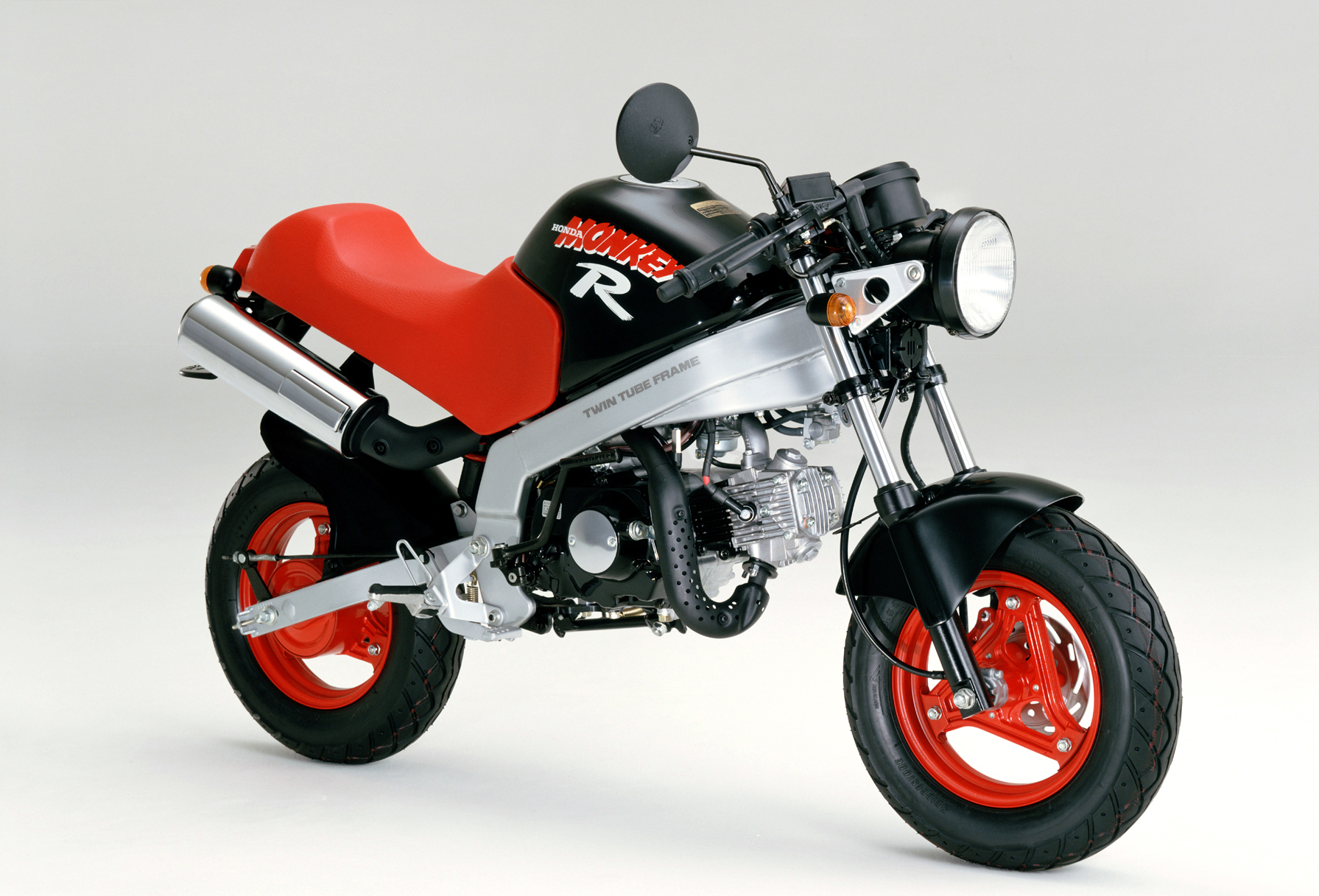 Honda History 歴代ホンダバイク 1980年代 Monkey R 87 1987年3月 50ccレジャーバイク モンキー にスポーティな装備と走り味が楽しめる モンキーr をタイプ追加し発売 空冷4サイクル単気筒ohc 排気量49cc 最高出力4 5ps 8 500rpm 最大