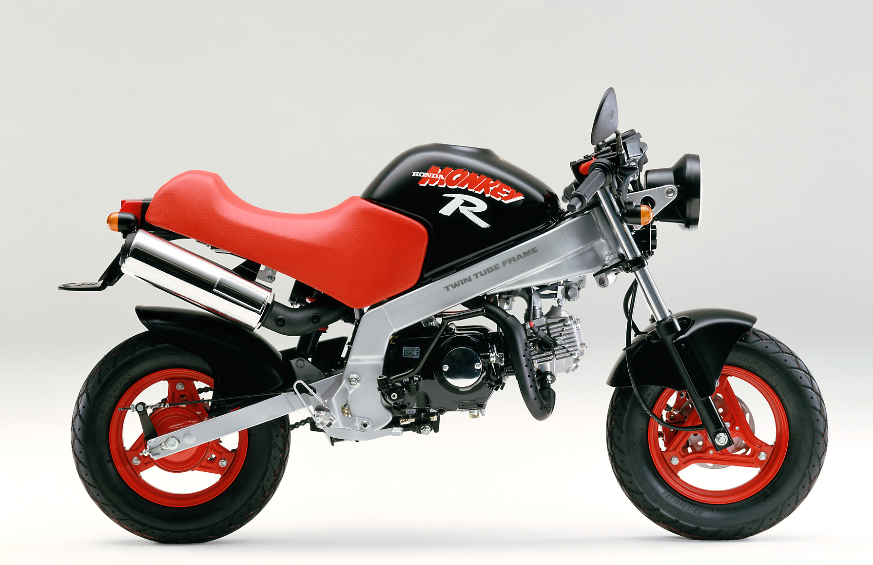 Honda History 歴代ホンダバイク 1980年代 Monkey R 87 1987年3月 50ccレジャーバイク モンキー にスポーティな装備と走り味が楽しめる モンキーr をタイプ追加し発売 空冷4サイクル単気筒ohc 排気量49cc 最高出力4 5ps 8 500rpm 最大