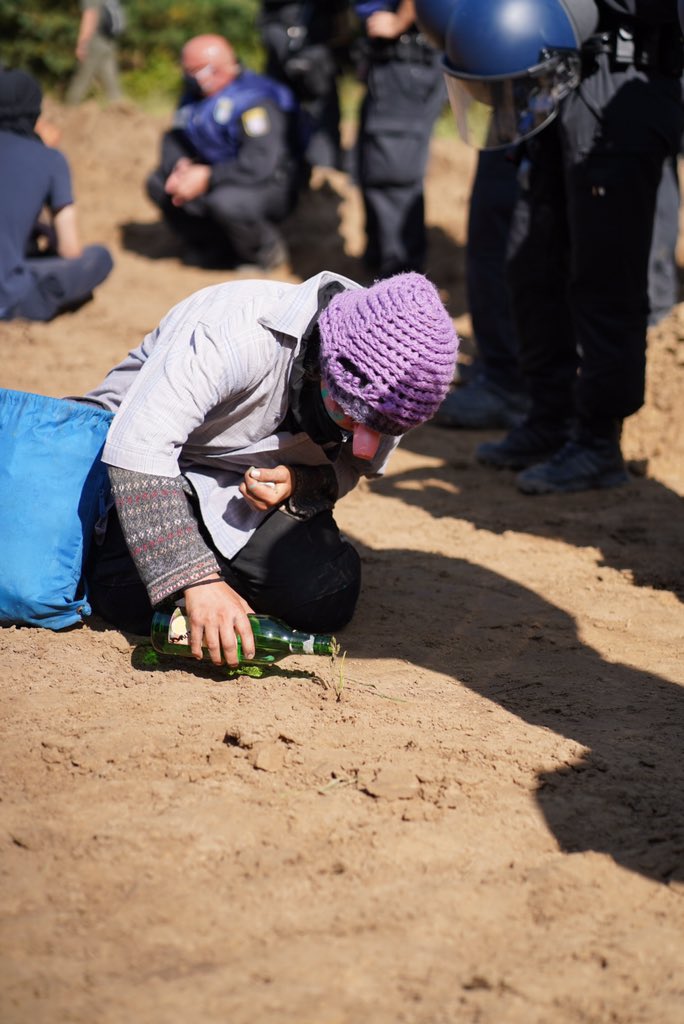 Es geht in die nächste Runde! Wir bleiben rebellisch und blockieren die Infrastruktur der Cops, die im Auftrag der Schwarz/Grünen Regierung unsere Zukunft niederprügeln. #dannibleibt #danni2109