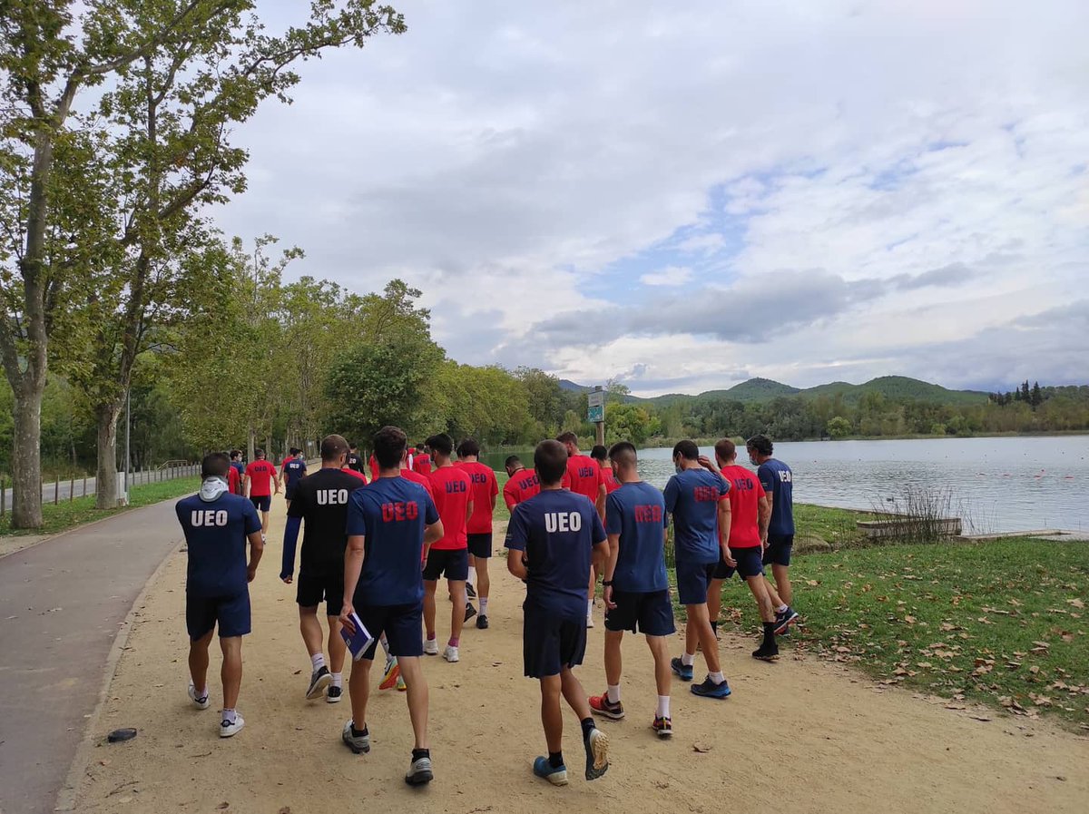 UEO1921's tweet photo. LA VOLTA A L'ESTANY! Un dilluns lluny del nostre hàbitat natural però en un dels indrets més bonics i bucòlics de la província de Girona. Entrenament, passeig i dinar a la capital banyolina! #pretemporadaUEO #esperitvolcànic #2bg3 https://t.co/n0vOotza7b