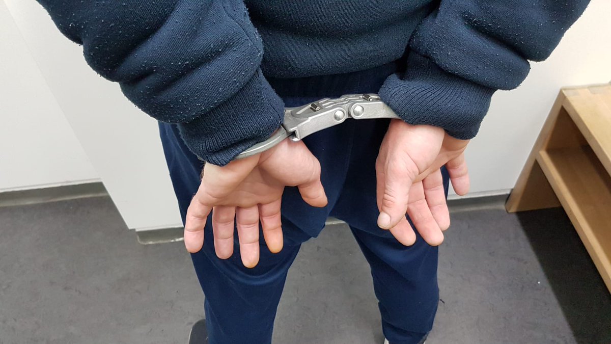 Man opgepakt met kapmes #Oosterhout - Een bewoner van de Duivenvoordestraat is zondagavond aangehouden.