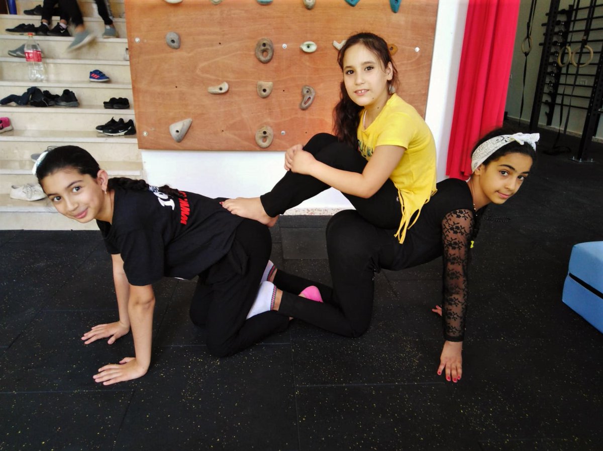 en_rebeldia's tweet photo. Este finde en la #RebelCircusSchool estuvieron aprendiendo sobre cómo hacer los movimientos y acrobacias sin hacerse daño!! 🎪🤸🏻♂️Ya véis que la clase fue todo un éxito !!👇🏼
#pallasosenrebeldia #circorebelde #circoseguro #palestinalibreyfeliz #freepalestine #Palestine @Lajeecenter https://t.co/3e1MxO5p09