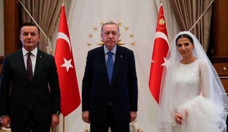 erkanpehl's tweet photo. In der #Türkei gehen Justiz und Regierung ineinander über. Das sieht man  u.a. auch an dem Fall des Oberstaatsanwalts von Ankara, #YükselKocaman. Nach seiner Trauung besuchten er und seine Braut Präsident #Erdogan in seinem Palast. https://t.co/5CoKvP2Ajx
