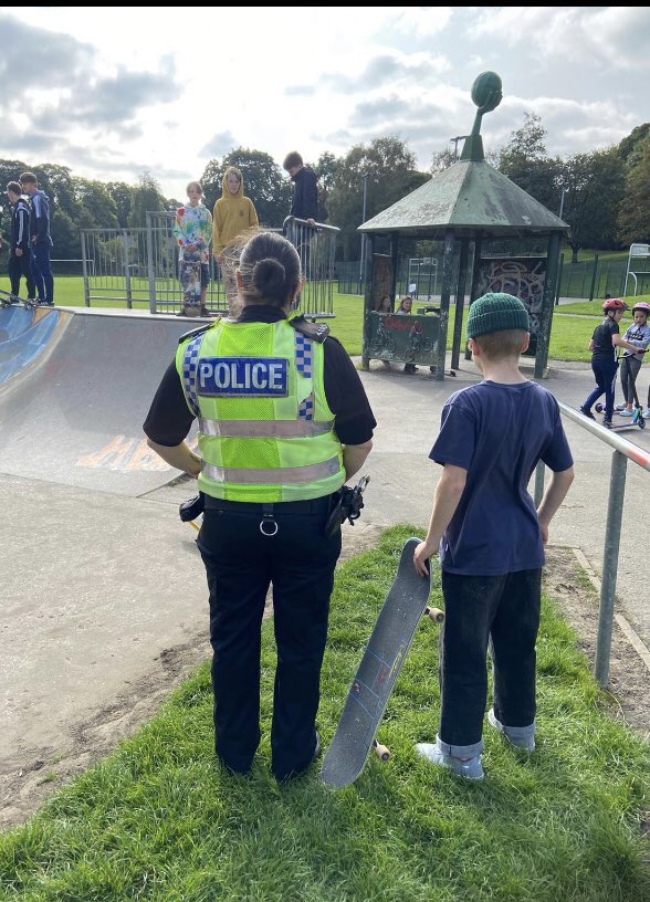 WYP_KirkRural's tweet image. This week has been CCE week , we 👮‍♀️👮‍♂️👮‍♀️have been out and about  🚔  all week educating and explaining to local youths 👬 in our Ward Areas . We attended at Marsden skate park, skateboard 🛹 
Meltham skate park 🛹 and the Sands at Holmfirth . 
#YourNpt
