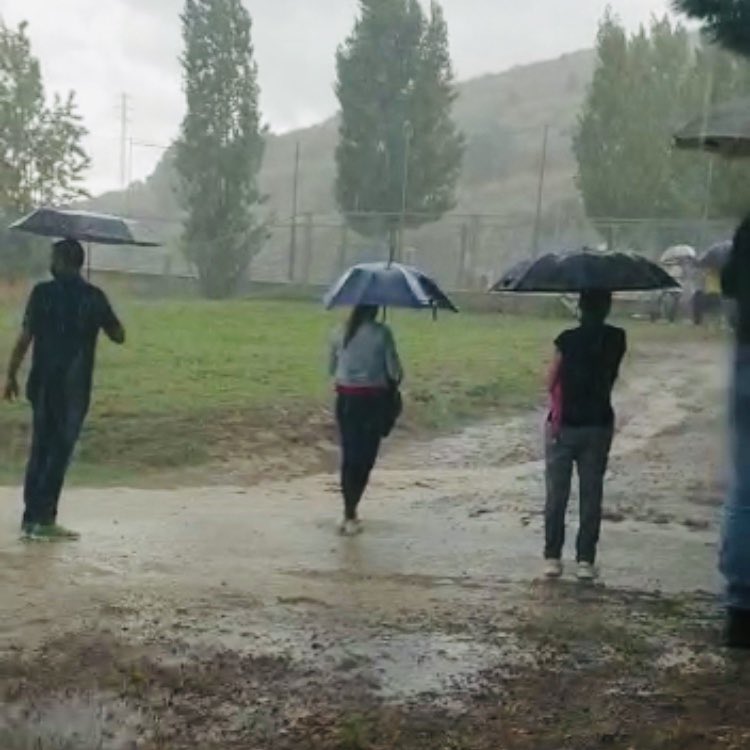 ladolorsmarti's tweet photo. Des de l’escola hem reclamat reiteradement a l’@ajigualada l’asfaltat del camí d’accés a @ladolorsmarti per l’entrada de la pista. Avui tots amb els peus enfangats a l'hora de recollir els infants! No ens cal una plaça nova, però sí condicions dignes! #EscolaPública https://t.co/w4g6l6tvAj