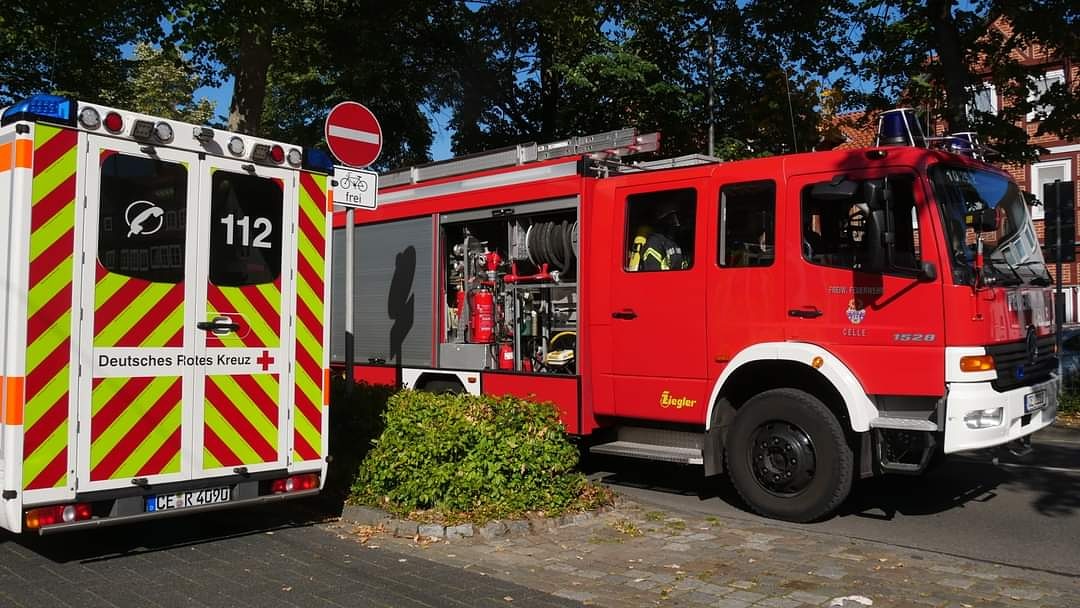 Heute rückten wir zu einer Verpuffung bei Arbeiten an einer Gasleitung aus. Eine Person wurde verletzt. Mehr Infos unter feuerwehr-celle.de