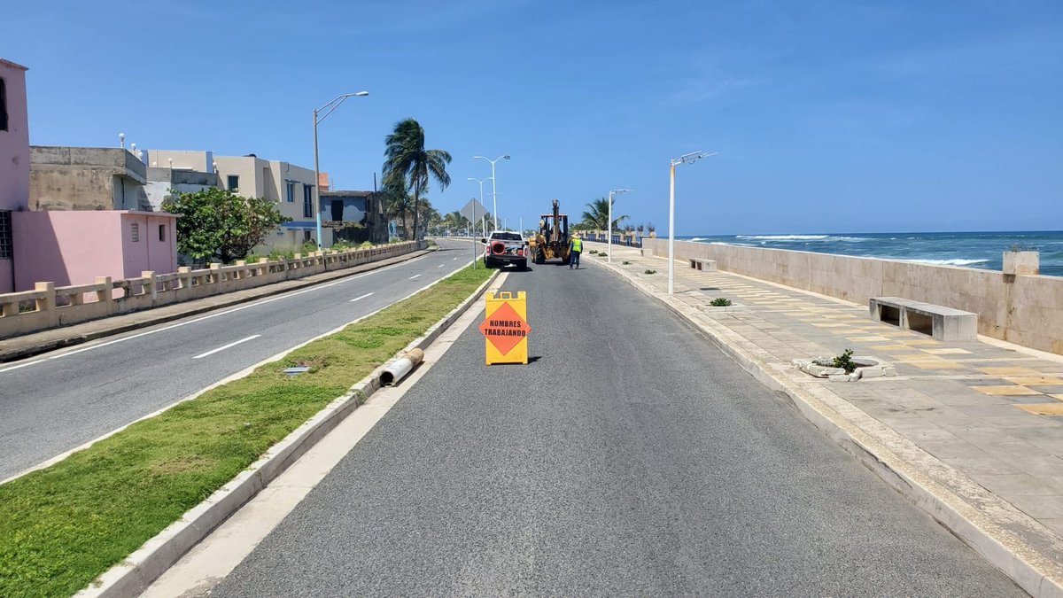 #AreciboTeInforma: Continúan los trabajos para la instalación y reparación del alumbrado en la Avenida Víctor Rojas “La Marginal”.