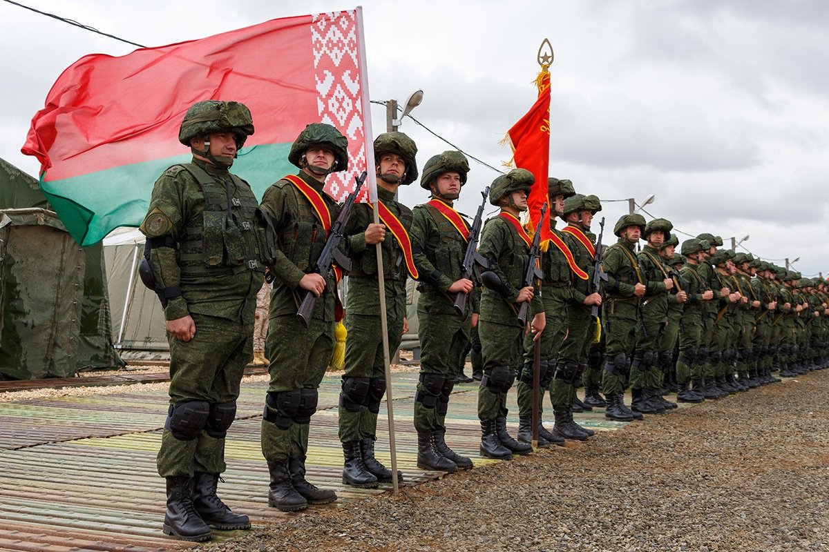 Photos of troops from China, Myanmar, Belarus, and Armenia during the flag raising ceremony. 25/ https://vk.com/milinfolive?w=wall-123538639_1580456