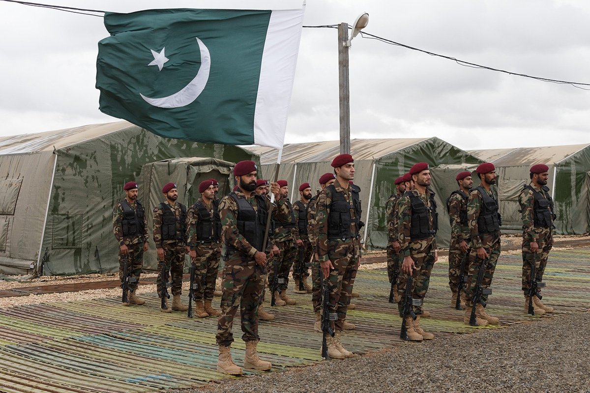 Photos of Pakistani servicemen and a Mi-28UB helicopter during the ceremony. 26/ https://vk.com/milinfoli...