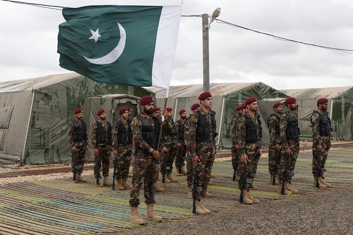 Photos of Pakistani servicemen and a Mi-28UB helicopter during the ceremony. 26/ https://vk.com/milinfolive?w=wall-123538639_1580456