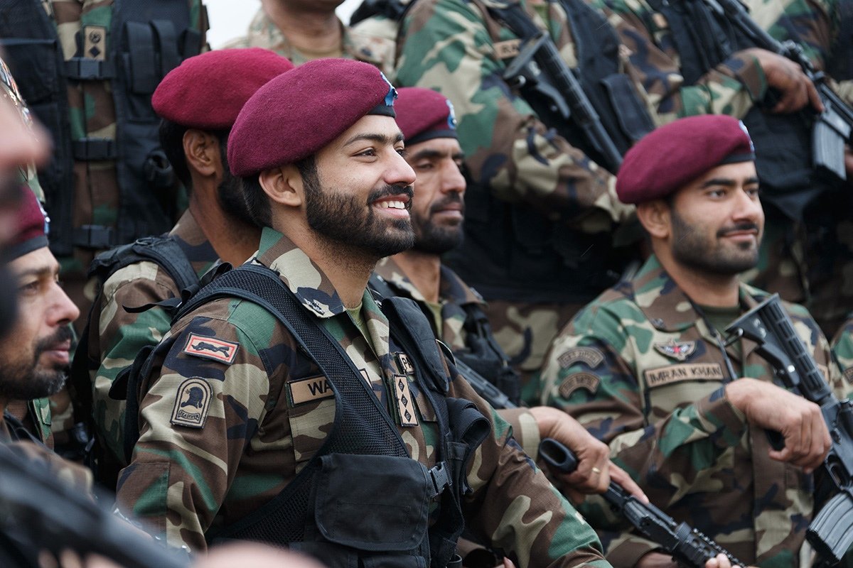 Photos of Pakistani servicemen and a Mi-28UB helicopter during the ceremony. 26/ https://vk.com/milinfolive?w=wall-123538639_1580456