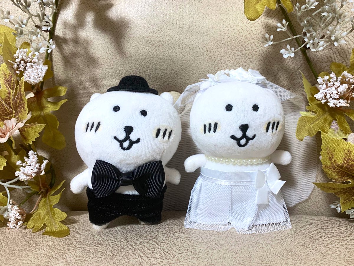 はるプルャ くまちゃんたちのお洋服出来た 10月に挙式予定で ウェルカムボードと一緒に飾りたくて100均の材料で作りました 不器用なので全て布用の強力粘着テープで 笑 くまちゃんに見守られながら きっと素敵に式にしたいです 自分ツッコミ