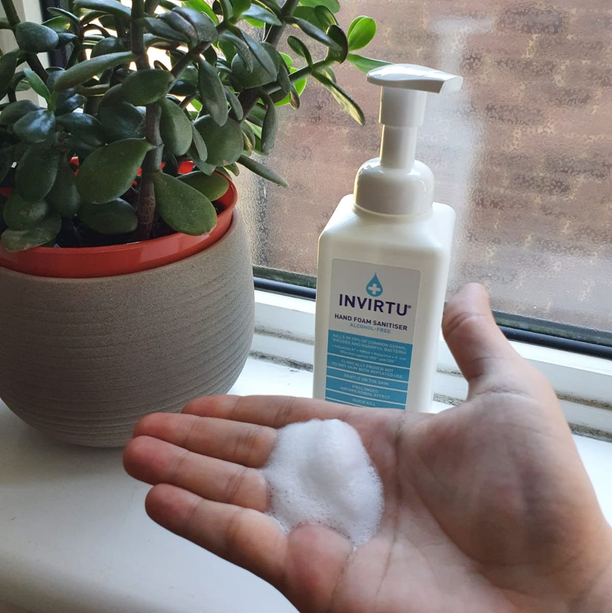 Alcohol Gels: Smelly, damaging to the skin, only works for a short period of time.

Alcohol Free Sanitisers: Odourless, gentle on skin, kills on contact, and keeps protecting for up to 6 hours after use!

The choice is simple. Upgrade today at theviralcleaner.com

#COVID19UK