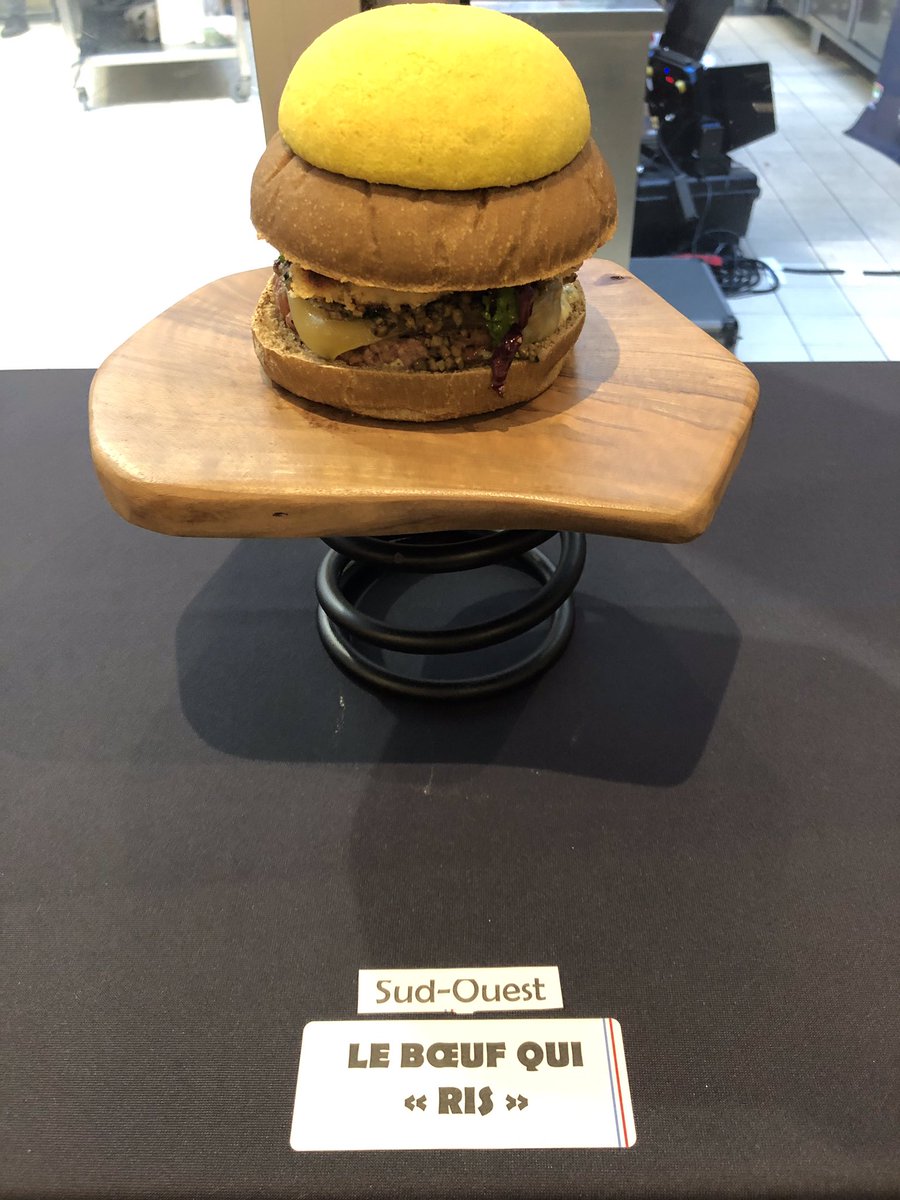 FEDELEPaul's tweet image. Le champion de France du burger s appelle Samuel Besnard avec son burger Le Bœuf qui ris ! Le gagnant de la région Ouest a repris le flambeau d’Antony Verset ! Une coupe de France  @CFBurger_Socopa  encore haute en couleurs ! Bravo à tous les finalistes  #CFBurger @sandwichshows