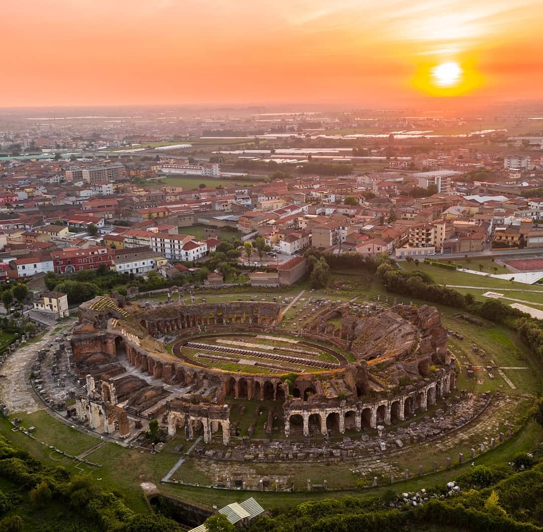 ExplorerNaples's tweet photo. L'Anfiteatro Campano di Santa Maria Capua Vetere, secondo per dimensioni soltanto al Colosseo, fu realizzato tra la fine del I e gli inizi del II d.C. e ospitò la prima scuola dei gladiatori⠀
📷INSTAGRAM flo_designs_
#explorer_naples #Campania #regionecampania
@Polonapoli https://t.co/Wdcd35TiGc