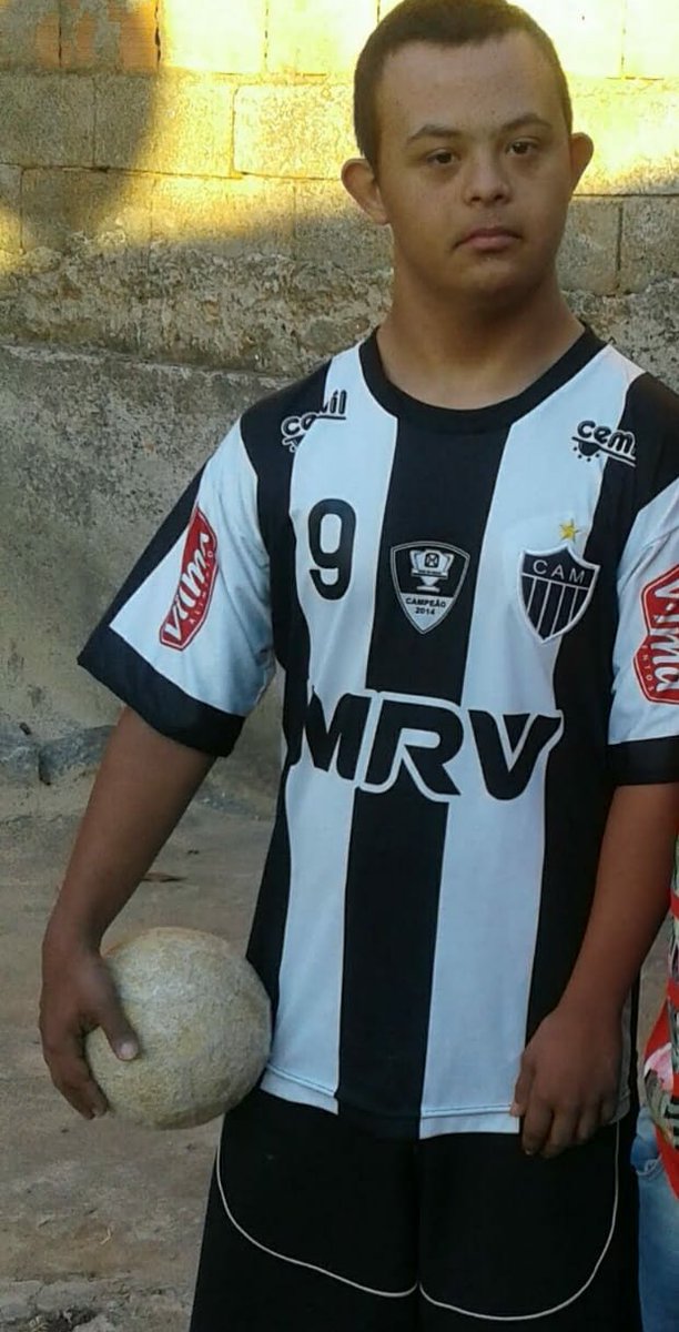 Aos torcedores #Atleticanos ou não peço que parem aqui, leiam o tuíte e dêem RT 🔄
Segue o fio 🧶:
Esse da foto é o Junio, passageiro que entrou no carro do meu irmão (que trabalha como <a href="/Uber_Brasil/">Uber Brasil</a> nas horas vagas). 

Assim que o Junio entrou no carro, a primeira pergunta foi:+