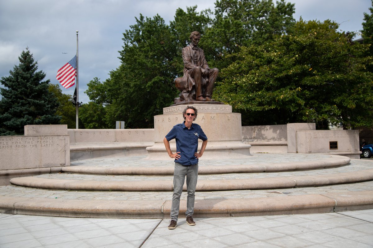 Jersey City is home to a statue called “Mystic Lincoln,” it portrays the president sitting on a bench, gazing downward.It served as a backdrop for Frank’s first convo with Mayor  @StevenFulop, who quit his job at Goldman after 9/11 to join the Marines  http://trib.al/zTfegR1 