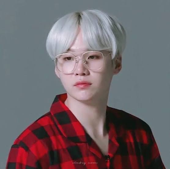 Ever seen someone look this much pretty with glasses? And white or grey hair??? Noooo