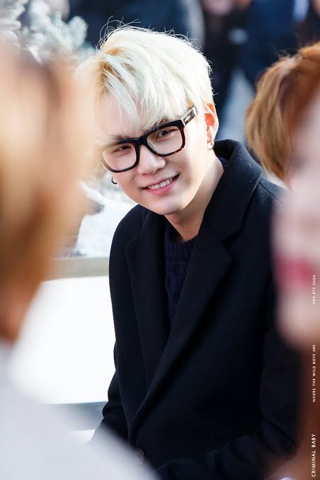 Ever seen someone look this much pretty with glasses? And white or grey hair??? Noooo