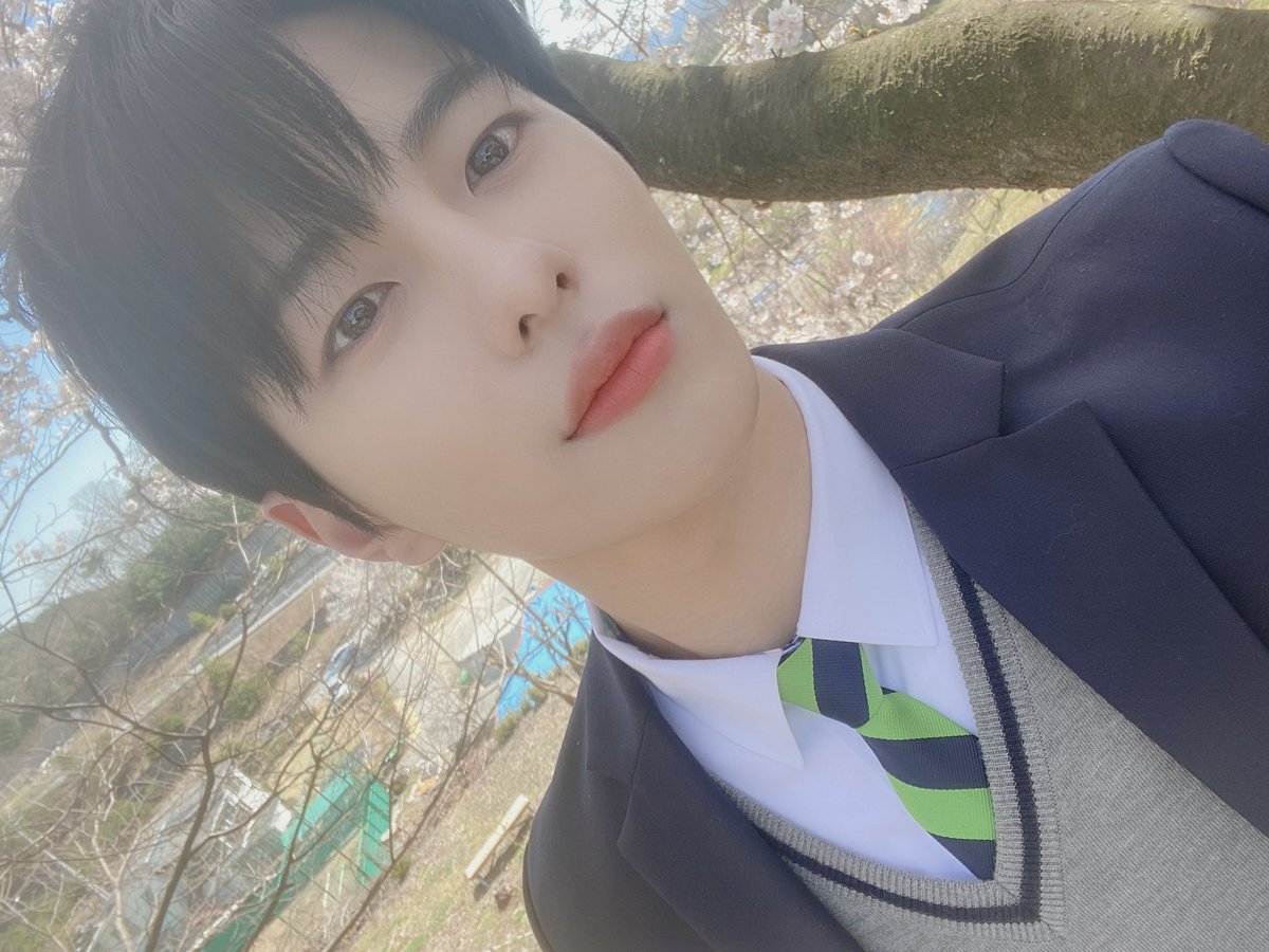 [📺] #골드니스 여러분!
잠시 후 PM 9:30 JTBC '#18어게인'
#골든차일드 #보민 이 출연합니다❗️
세림고 모.범.생 #서지호 만나기 20분 전💚
지호야 반가워🏫👋

#GoldenChild #최보민
#에이틴어게인