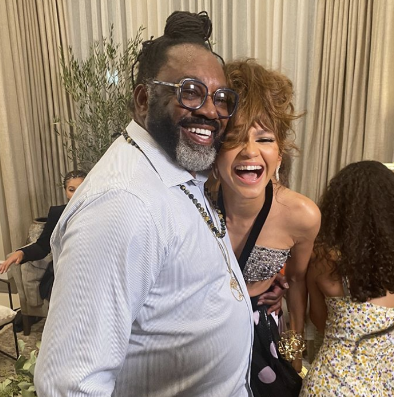 enews's tweet photo. When your daughter becomes the youngest women to win Outstanding Lead Actress in a Drama... Peep all the best behind-the-scenes pics from last night's #Emmys: https://t.co/7UfCG1AZDF https://t.co/YmkSUoDvYp