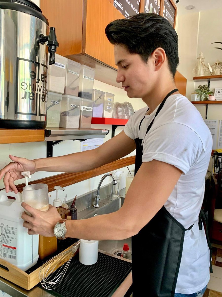 TheJakolDiary's tweet photo. I WONDER WHAT’S YOUR FAVORITE MILKTEA? 👊🏻💦 https://t.co/iQYTNRDebX