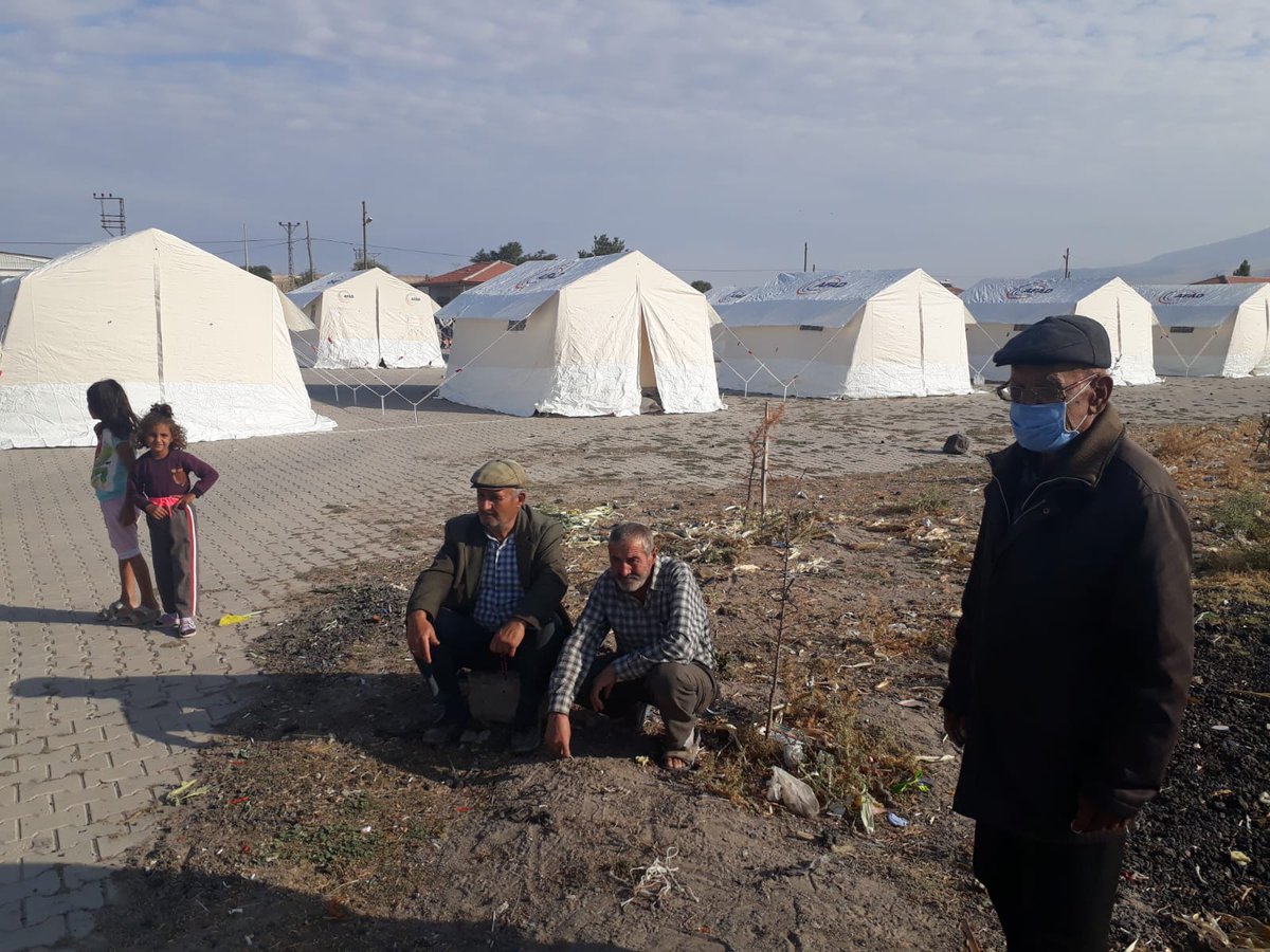 dmchaber's tweet photo. Niğde'nin Bor ilçesinde dün akşam meydana gelen 5.1 büyüklüğündeki depremin ardından Obruk Köyü'ndeki bazı kerpiç evler zarar gördü. AFAD ekipleri depremzedeler için kısa sürede 14 çadır kurdu.

#nigde #niğdedeprem #afad #türkkızılay https://t.co/JXddy4XocX