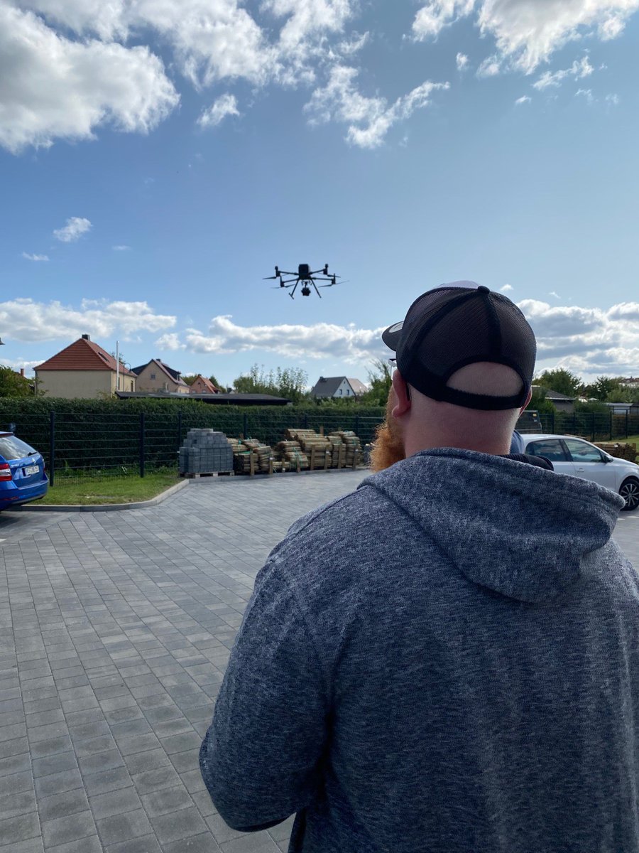 Teste die M300 RTK! So geschehen während unserer Schulung.

❓ Welche Drohne würdest Du gern testen?
🔽 Wünsch Dir was 🔽

#drohnen #drohnenschulung #kommerzielledrohnen #drohnenschulung #mitprofisabheben