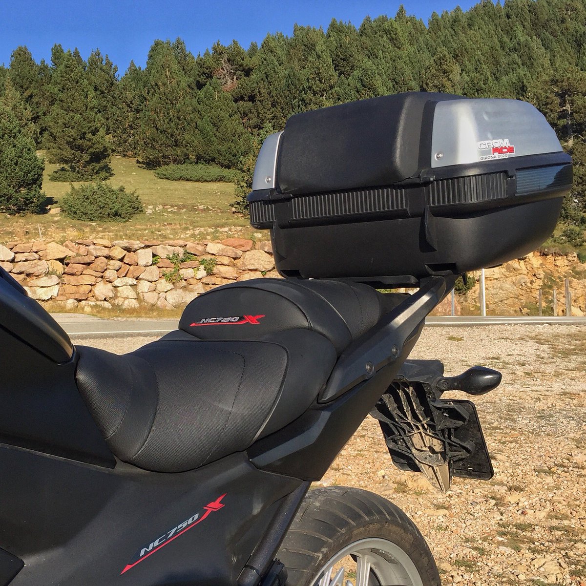 #NC750X

#tapiceriadelamoto #lolopamanes #asientosmoto #motos
#diseñarmotos #moteros #mototravellers #advriders
#ktmriders #adventurebikerider #adventurebike
#enduro #calefaccionasientomoto #mototurismo #motoviajeros #bmwadventure #bmwmotorrad #mototouring #bmwmotorrad #mototrail