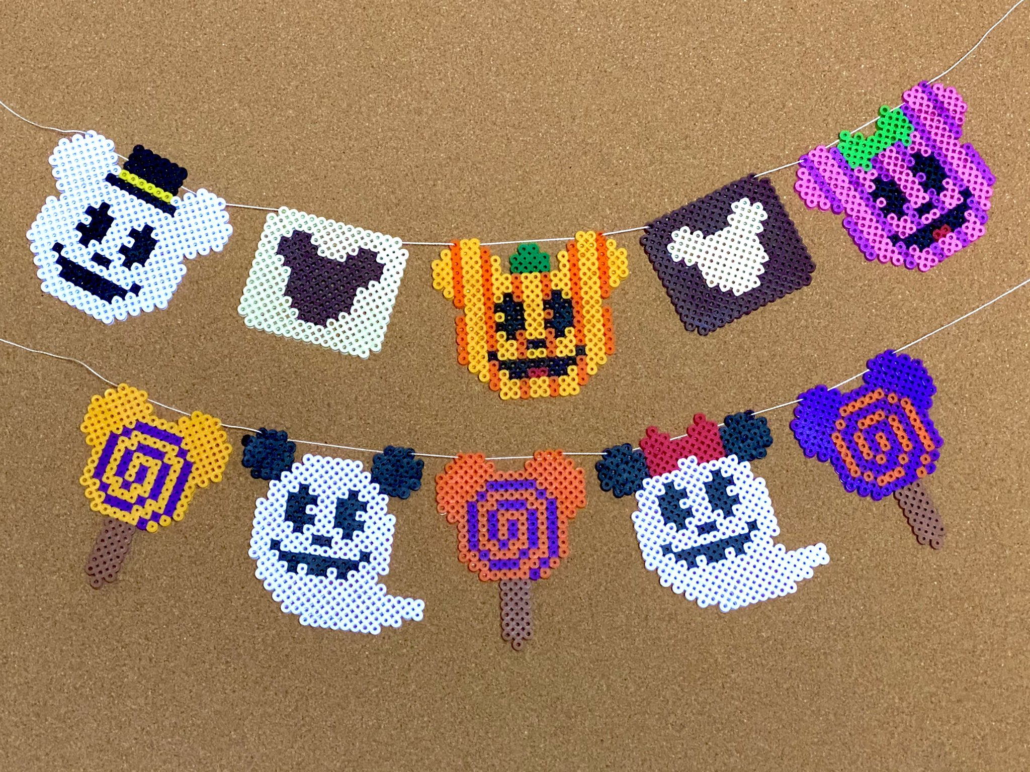 Sappoi さっぽい 立体アイロンビーズ アイロンビーズでディズニーのハロウィンをイメージしたガーランド作ってみました ミッキーの形をしたお菓子を散りばめたのがポイントです アイロンビーズ パーラービーズ ガーランド ディズニー T