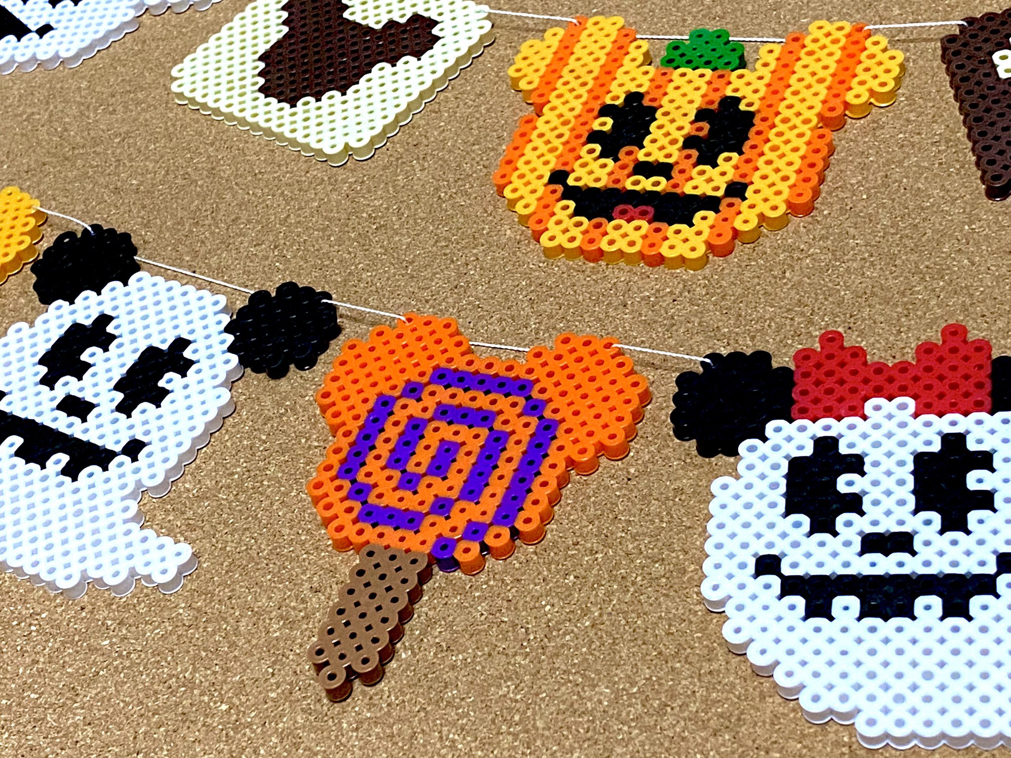 Sappoi さっぽい 立体アイロンビーズ アイロンビーズでディズニーのハロウィンをイメージしたガーランド作ってみました ミッキーの形をしたお菓子を散りばめたのがポイントです アイロンビーズ パーラービーズ ガーランド ディズニー T