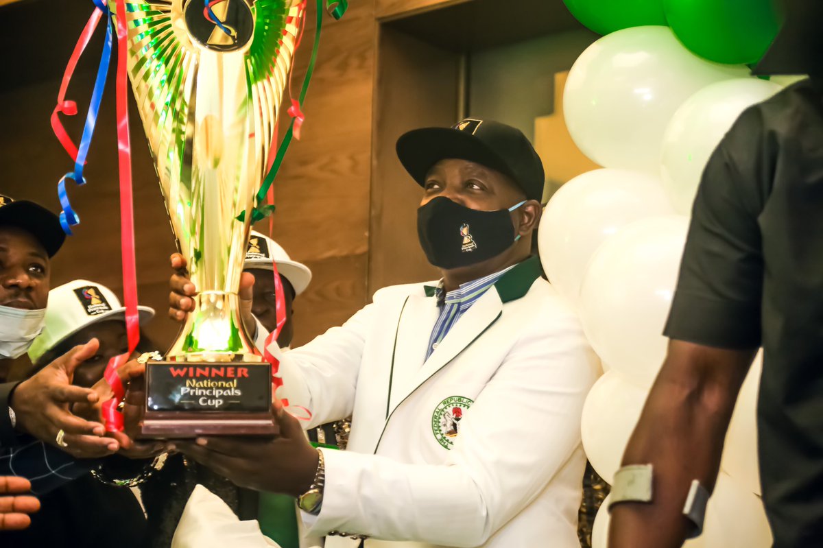 Minister of Sports, @SundayDareSD lifts the official trophy of the #PrincipalsCup2020 

The rebirth of the competition to discover talents in Nigeria.