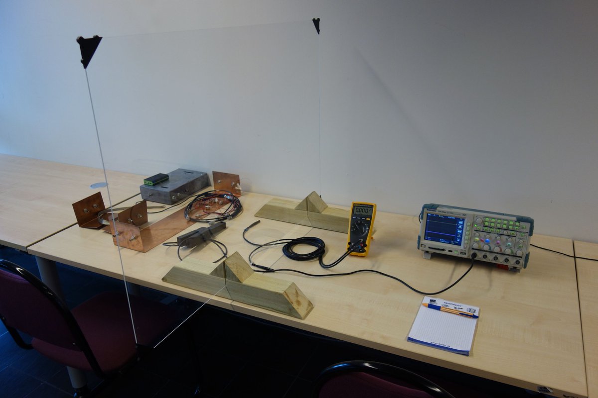 EmvOvgu's tweet photo. Noch ein kleiner Einblick in das Hygiene-Konzept des @LehrstuhlEMV im #CoronaSemester.
Wir haben zwar zu dritt experimentiert, jedoch sind nur zwei (durch Plexiglas getrennt) physisch anwesend gewesen. Einer musste sich online dazuschalten.
#DigitaleLehre #Corona https://t.co/iQtZJPuXOf