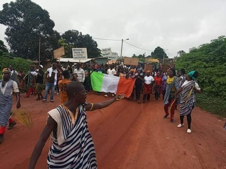 LaureAudreyKou1's tweet photo. #CIV225 #Desobeissancecivile 

Très tôt ce matin les populations de #Zouan_Hounien, chez @atmabri, ont envahi les rues pour dire NON au 3ème mandat anticonstitutionnel de @AOuattara_PRCI https://t.co/dShB8NTWoy