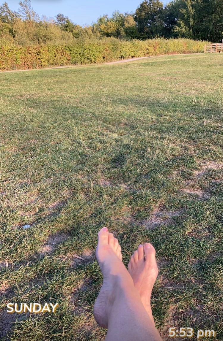 Chloe58600803's tweet photo. #feet #FOOTFETฤฐSH #footporn#outdoorsex #eatmeoutmidweek #sunshine https://t.co/UYk8awfKGs