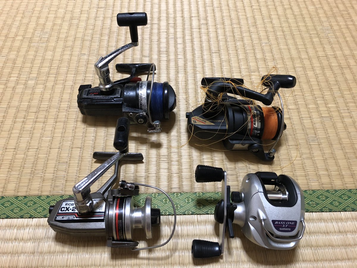 ふぉんとるろぃ 実家に行ったら思い出したように漁って見つけた かるく３５年くらい前に使ってたスピニングリール と およそ２０年前のベイトリール それぞれが名前の知れたメーカー製なのでたぶんオーバーホールすれば使えそう Daiwa Ryobi Shimano