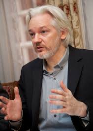 Julian Assange dejó al desnudo al más feroz de los imperios. Hoy enfrenta la furia de un juicio de extradición que pone en riesgo su libertad y su vida. Defender a Assange es defender el derecho de los pueblos a conocer la verdad y a luchar contra las atrocidades hegemónicas.