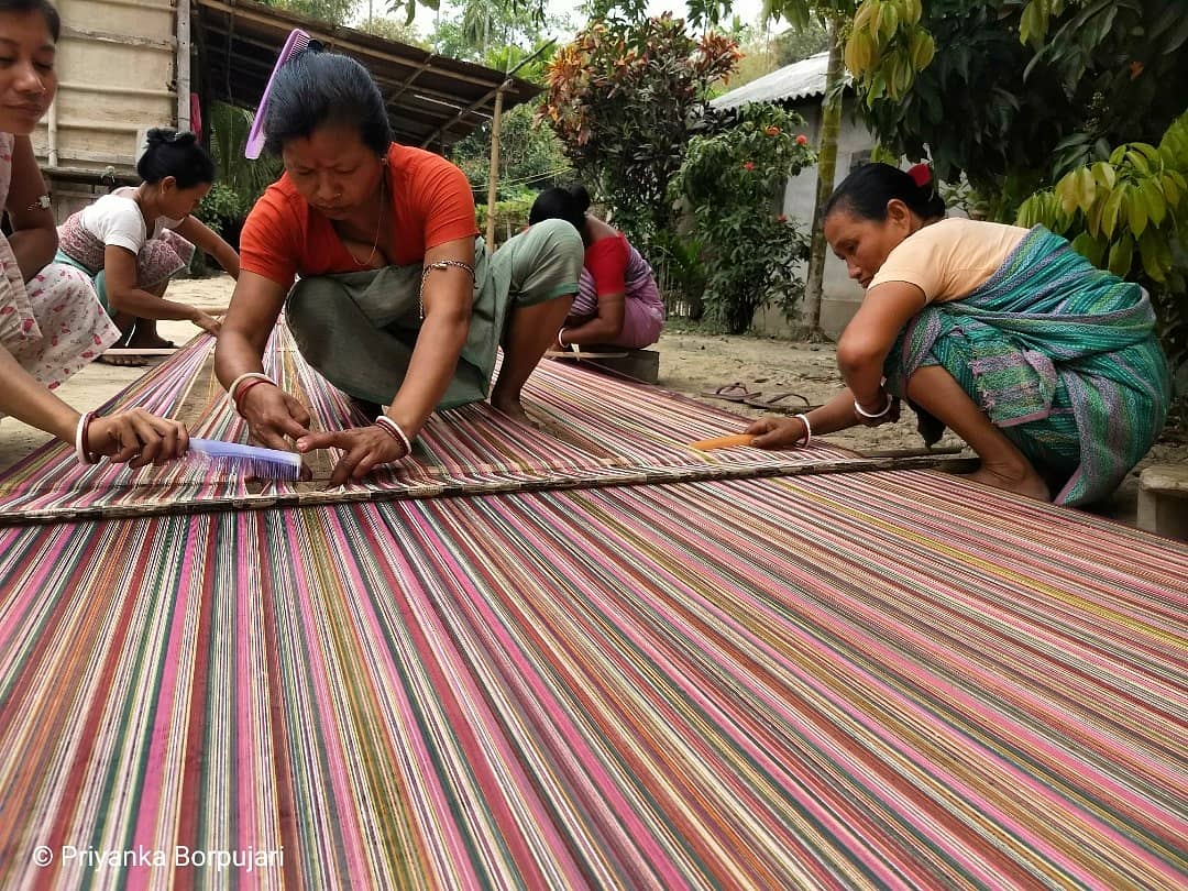 "বহো তাঁতৰ পাততচকু আলি বাটত""I sit and weave on the loomWith eyes on the street (for you)"Khalisanimari, Assam. @outofedenwalk with  @PaulSalopek has inasmuch been about eyes on the street (the next dhaba or moment of aha), as about weaving words to do justice to what we see.