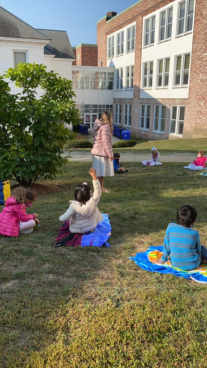 We had our first Spanish class with Profe Vergara!  We sat outside!!