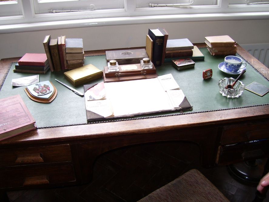 ElliottBlackwe3's tweet image. Since it's a Monday, let's play which fantasy writer's desk would you want to write at:
1. Ursula K. Le Guin's
2. Neil Gaiman's
3. J.R.R. Tolkien's
4. Terry Pratchett's
