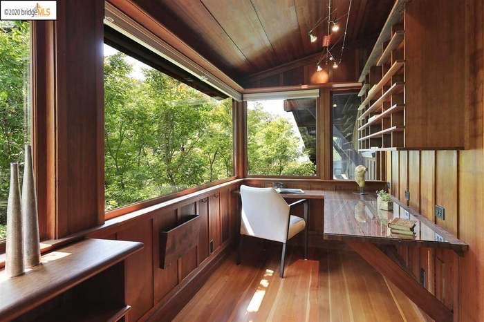 ElliottBlackwe3's tweet image. Since it's a Monday, let's play which fantasy writer's desk would you want to write at:
1. Ursula K. Le Guin's
2. Neil Gaiman's
3. J.R.R. Tolkien's
4. Terry Pratchett's