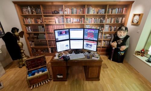 ElliottBlackwe3's tweet image. Since it's a Monday, let's play which fantasy writer's desk would you want to write at:
1. Ursula K. Le Guin's
2. Neil Gaiman's
3. J.R.R. Tolkien's
4. Terry Pratchett's