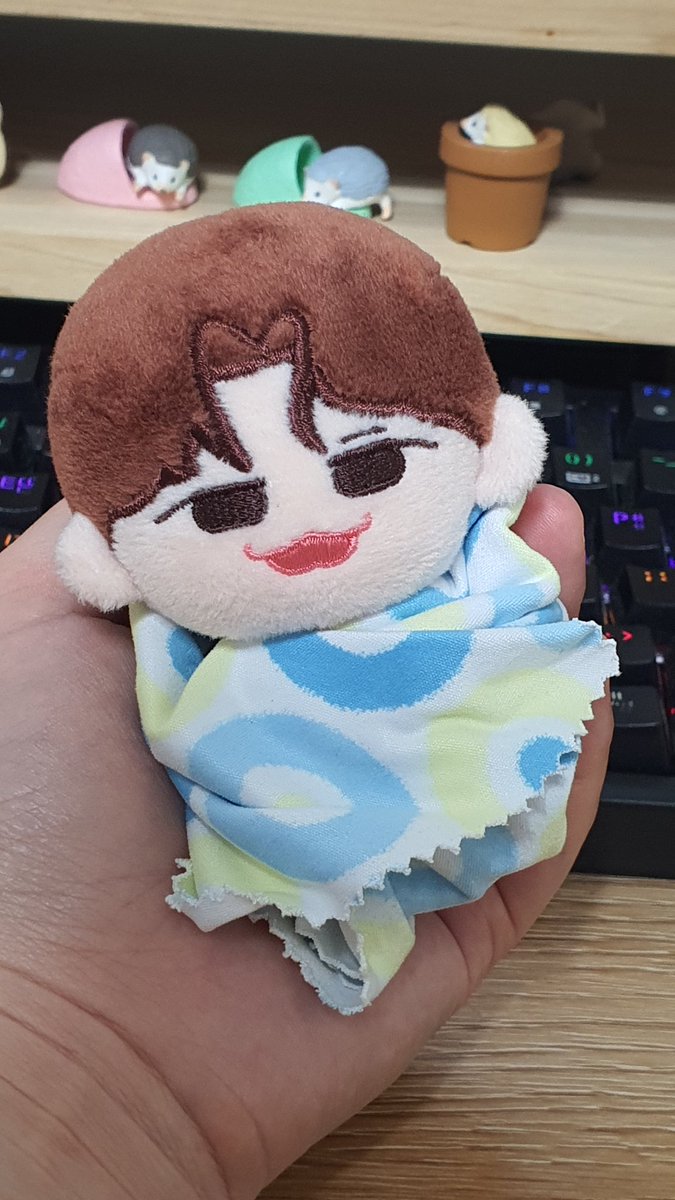 VIXXDOLL9119's tweet photo. 택배가 올 것이 없는데 파바박 하고 뜯어보니
향혁이가 도착했습니다. 
희흐힣히ㅣ한손에 쏘옥 들어오네요
급한대로 안경닦이로 둘둘말아서
둥가둥가👶 https://t.co/6wvVb1ixwL