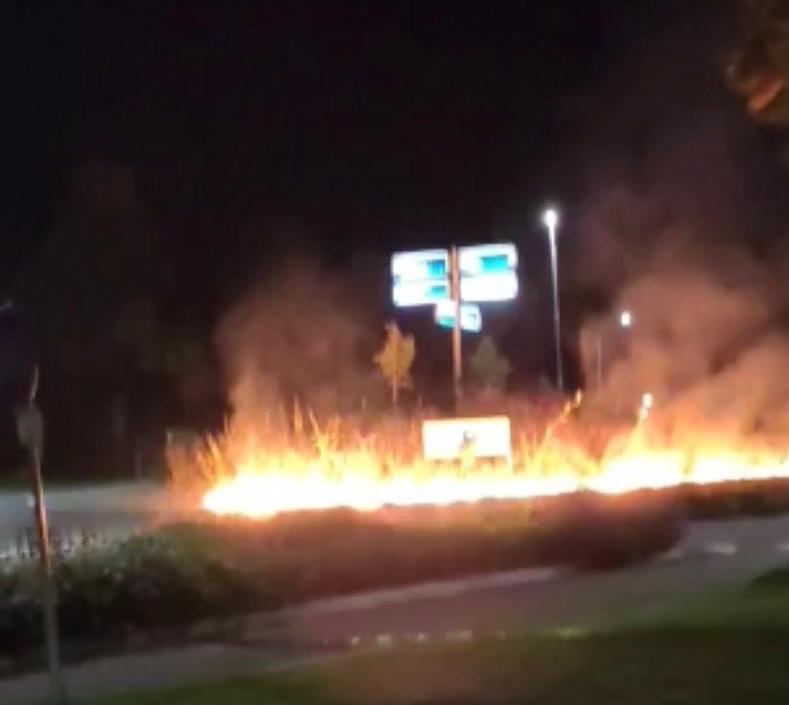 Brandstichting

Afgelopen weekend is er brand gesticht op de rotonde in Ootmarsum. Vermoedelijk is een brandbare vloeistof rondom de rotonde in brand gestoken.
Weet jij meer over deze brandstichting? Stuur ons dan een privebericht!

2020449442

#politie #Ootmarsum #brandstichting