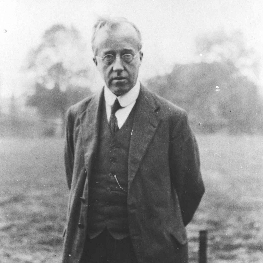 #Undiacomohoy hace 146 años nació el compositor inglés Gustav Holst. Una de sus obras más famosas, Los planetas, están inspiradas en meditaciones de su propio horóscopo y, según Gustav, tratan sobre 'las influencias de nuestro espíritu'.
#efemerides #en10minutos