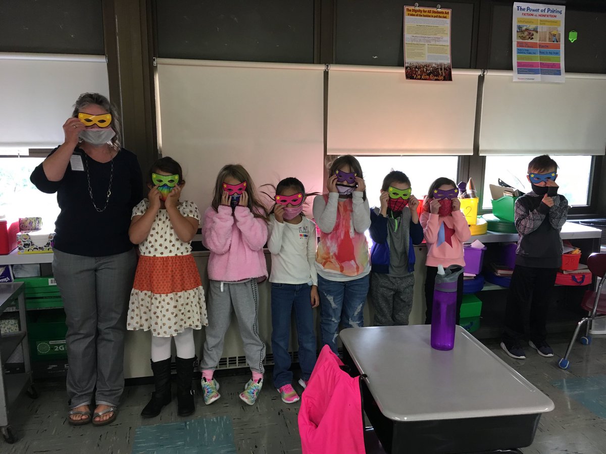 OleanWW's tweet photo. These second grade #SuperPups are saying hello on this Fabulous Fall day! #huskypups https://t.co/lxtG3YrB4s