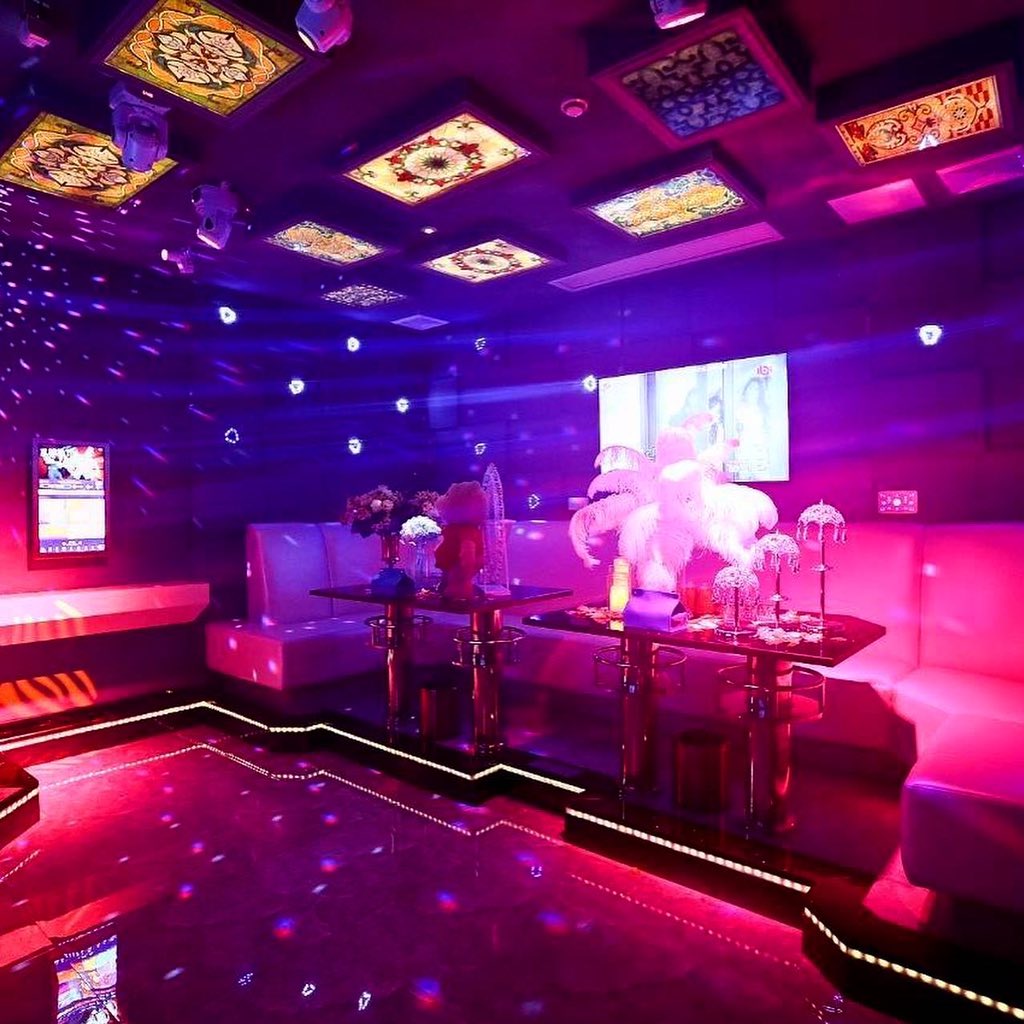 Venues such as KTV rooms have moved past a traditional simple room design to integrated holographic projection screens with walls and tables that can simulate the ocean, forest, grassland, outer space, etc. 

For more info check the link in bio. 🪐

#holographicprojection
#ktv
