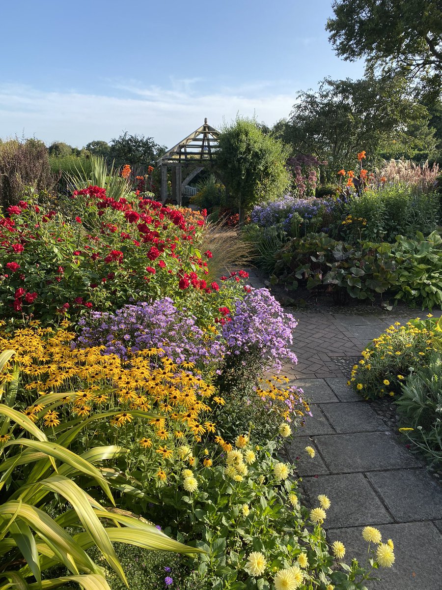 Wollerton Old Hall Garden tweet media
