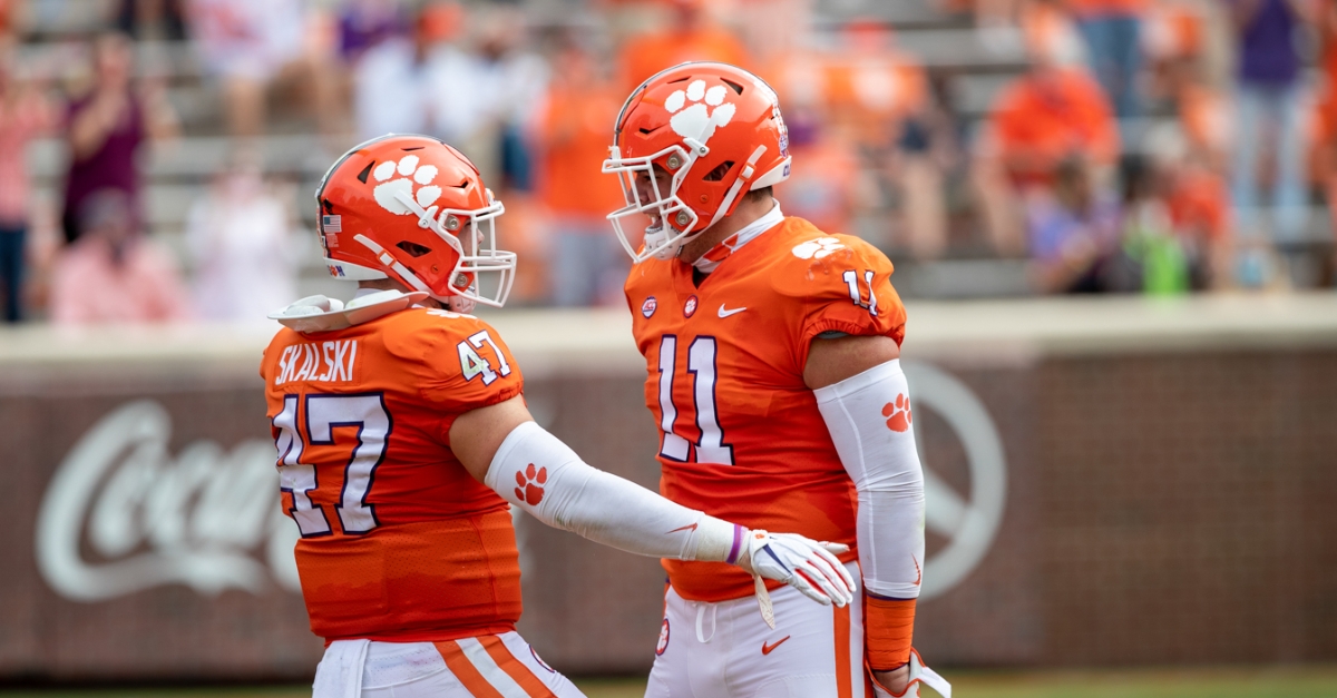 ClemsonTigerNet's tweet photo. #Clemson football trio earn national weekly honors: https://t.co/9ExD4bE37O https://t.co/GyCgc5eURL