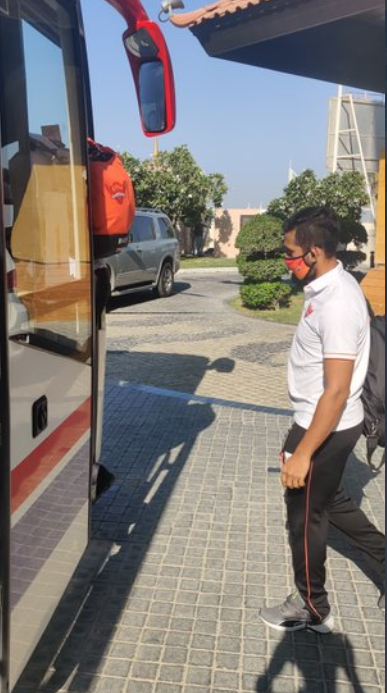 ZBharatOfficial's tweet photo. #IPL2020 मैच 3: @SunRisers के खिलाड़ी होटल से दुबई अंतर्राष्ट्रीय क्रिकेट स्टेडियम के लिए रवाना. सनराइजर्स हैदराबाद (SH) आज #IPL2020 का अपना पहला मैच रॉयल चैलेंजर्स बैंगलोर (RCB) के खिलाफ खेलेगी
@RCBTweets #SHvRCB #RCBvSH https://t.co/WqnP1znEZt